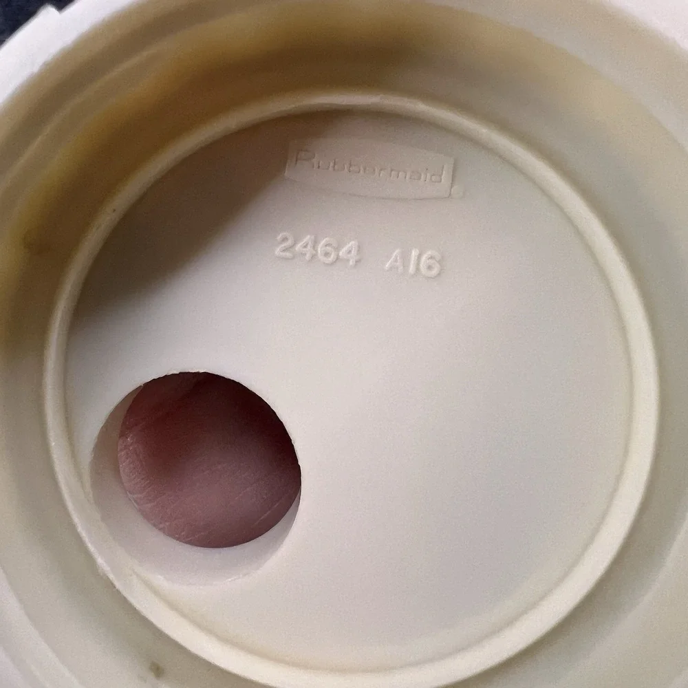 Rubbermaid Vintage Servin' Saver 2 Qt Drink Container Jug Flip Top Lid Almond
